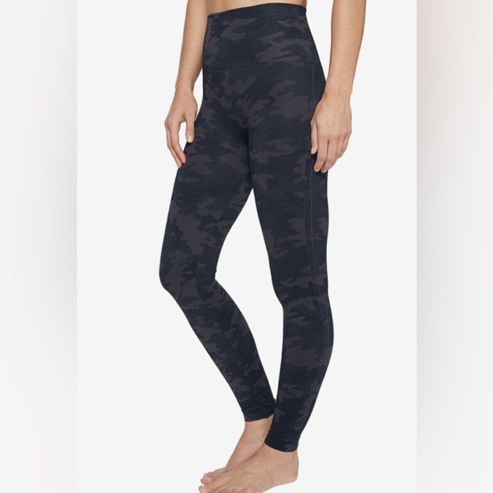 Spanx Look At Me Now Seamless Stretchy Pull-On Leggings Dark Camo Print. Medium.